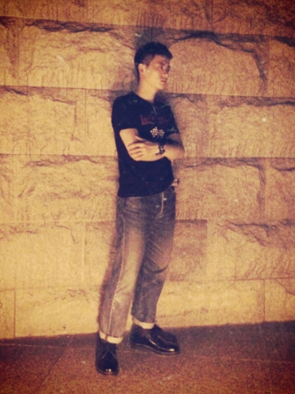 「Lewis LeathersのLewis leathers T（Tシャツ/カットソー、ブラック系）」を使った、饒育銘さん（メンズ・175cm）の春コーディネートの1枚目の写真