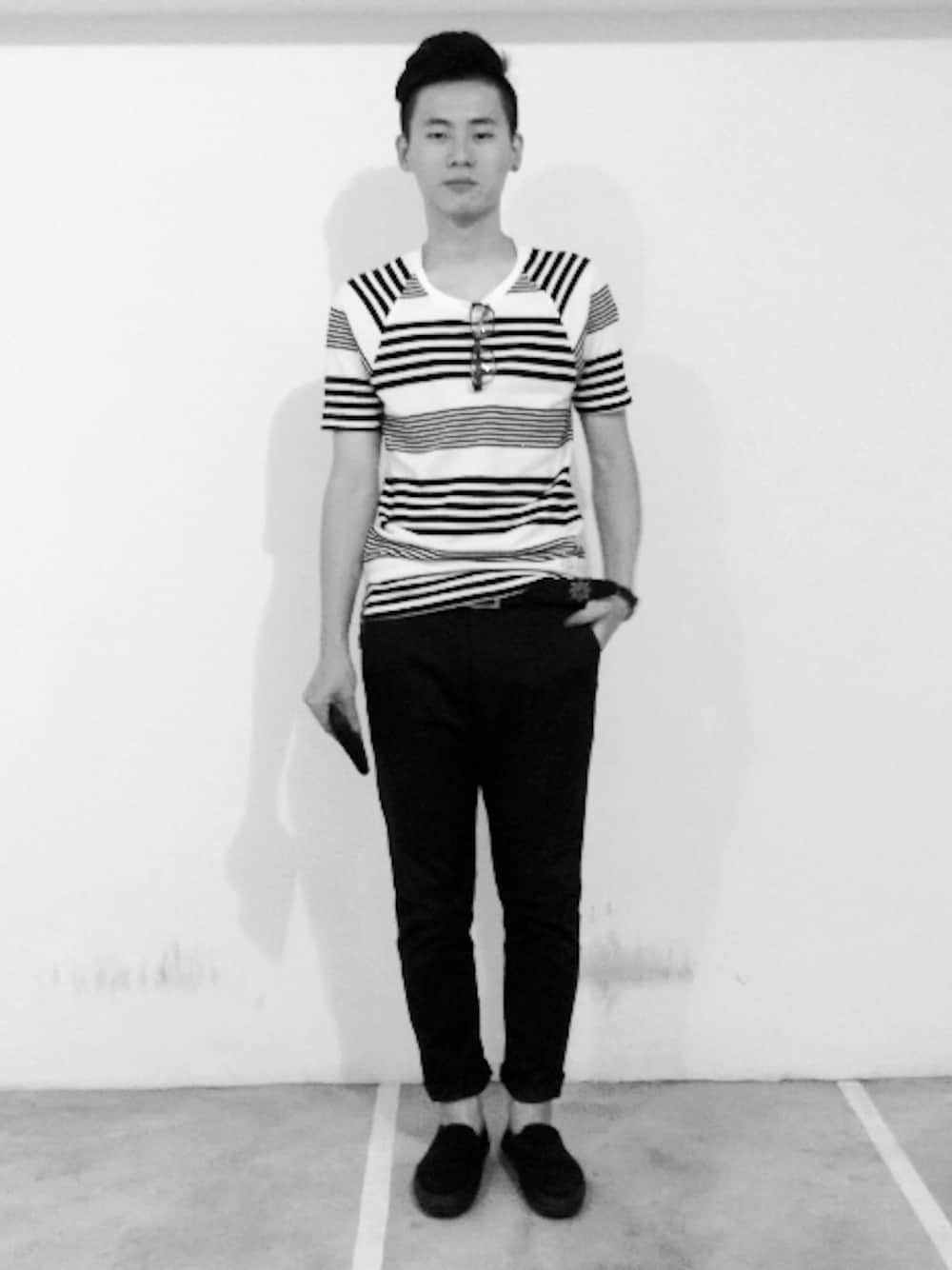 「NEXHYPEのNexhype Stripe T-Shirt（Tシャツ/カットソー、ホワイト系）」を使った、饒育銘さん（メンズ・175cm）の夏コーディネートの1枚目の写真