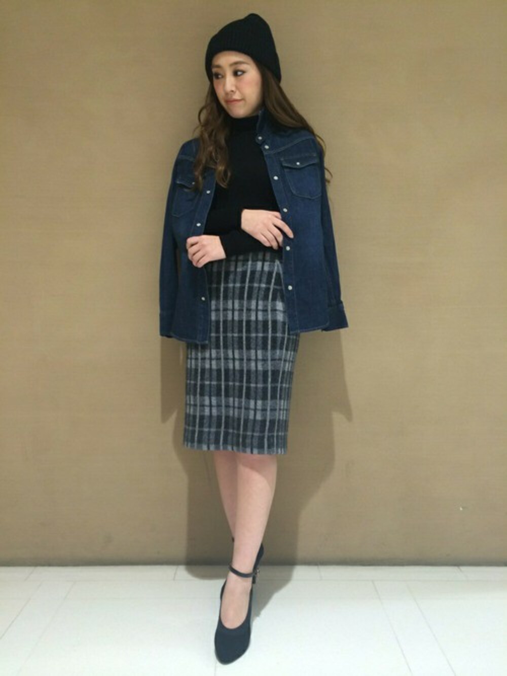 「チェック、ニット帽、デニムシャツ、タートルネック、ニットスカート」｜「Rouge vif la cleのデニムシャツ2015SS【STORY2015年02月号P.85掲載】（トップス、ブルー系）」を使った、すーちゃんさん（レディース・162cm）の冬コーディネートの1枚目の写真