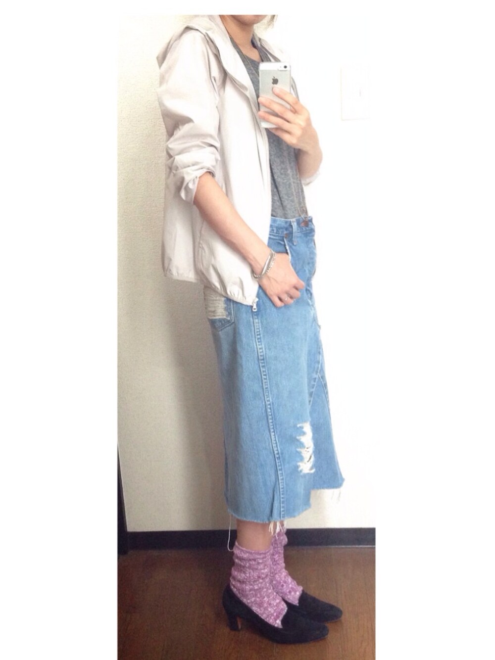 「スニーカー、vintage、ビンテージ、UNIQLO、デニムスカート、ナイロンジャケット、ダメージデニム、WEARBOOKエントリー、#WEARBOOKエントリー、クラッシュデニム」｜「THE DAYZ TOKYOのドライコットンショートTOP（Tシャツ/カットソー、グレー系）」を使った、yukoさん（レディース・159cm）の夏コーディネートの1枚目の写真