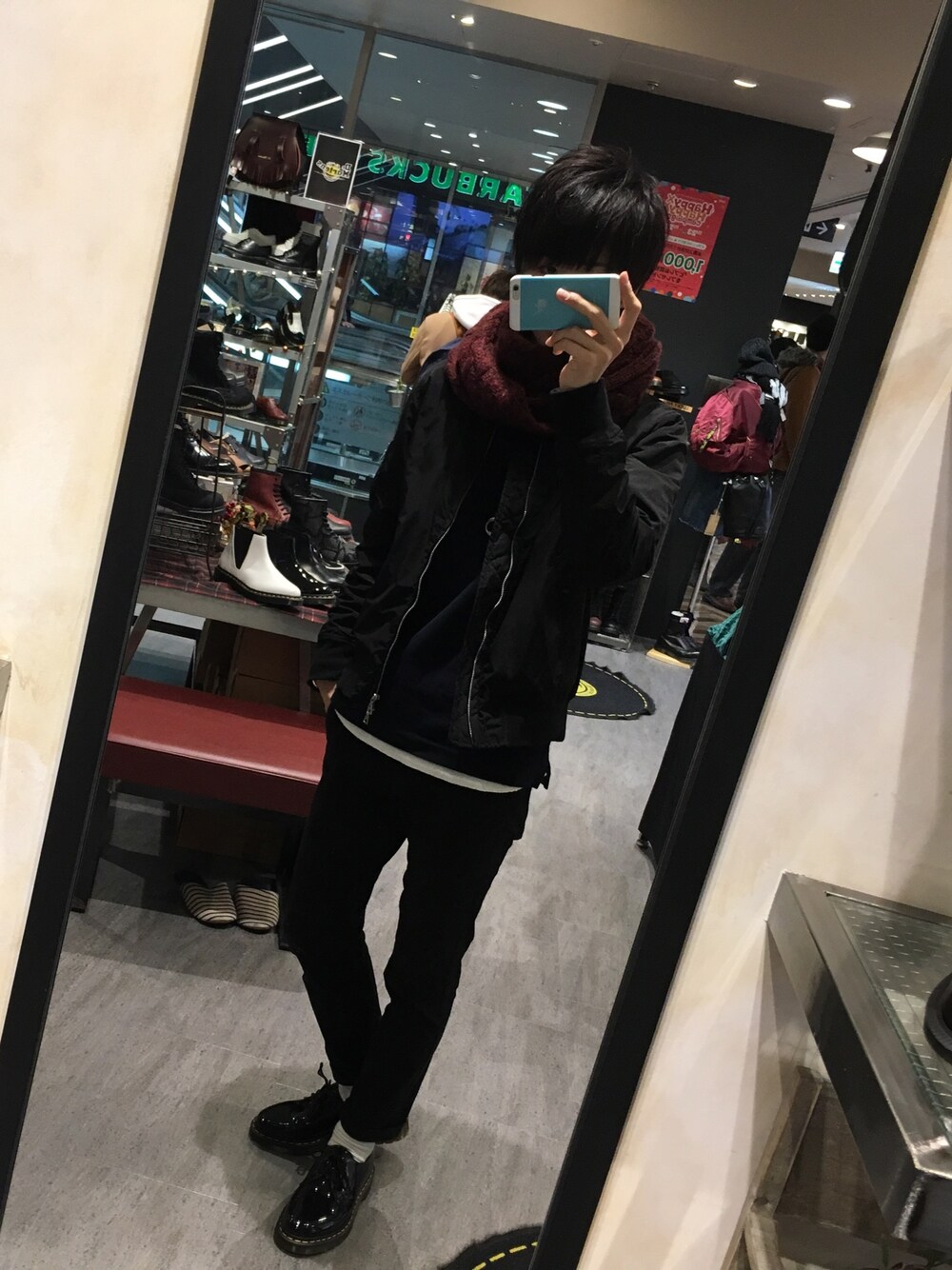 ブラック系のMA-1、ホワイト系のTシャツ/カットソー、ブラック系のデニムパンツを着用したメンズの秋コーディネートの1枚目の写真