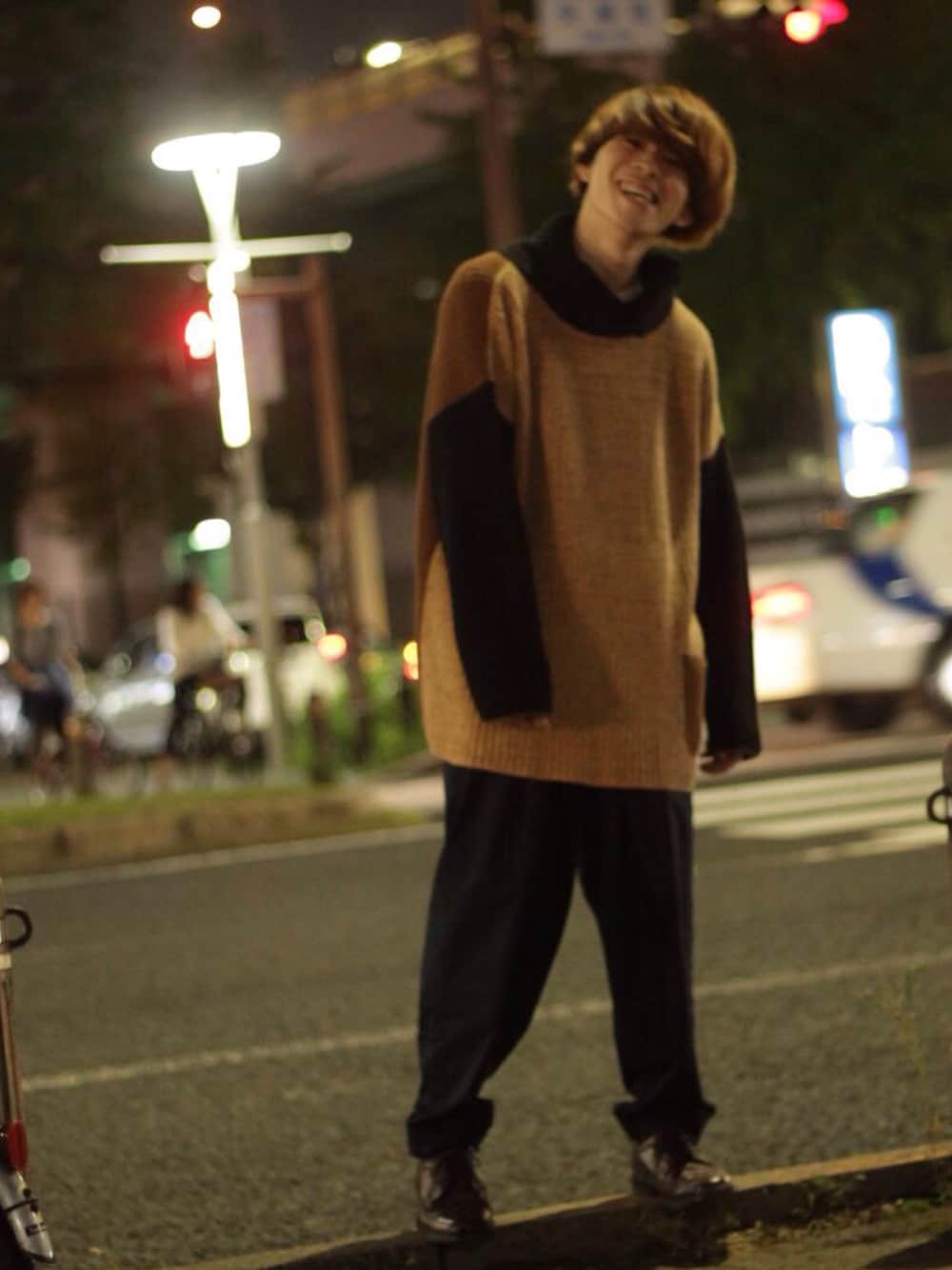 ブラウン系のドレスシューズ、ブルー系のその他パンツ、ブラウン系のニット/セーターを着用したメンズの秋コーディネートの1枚目の写真