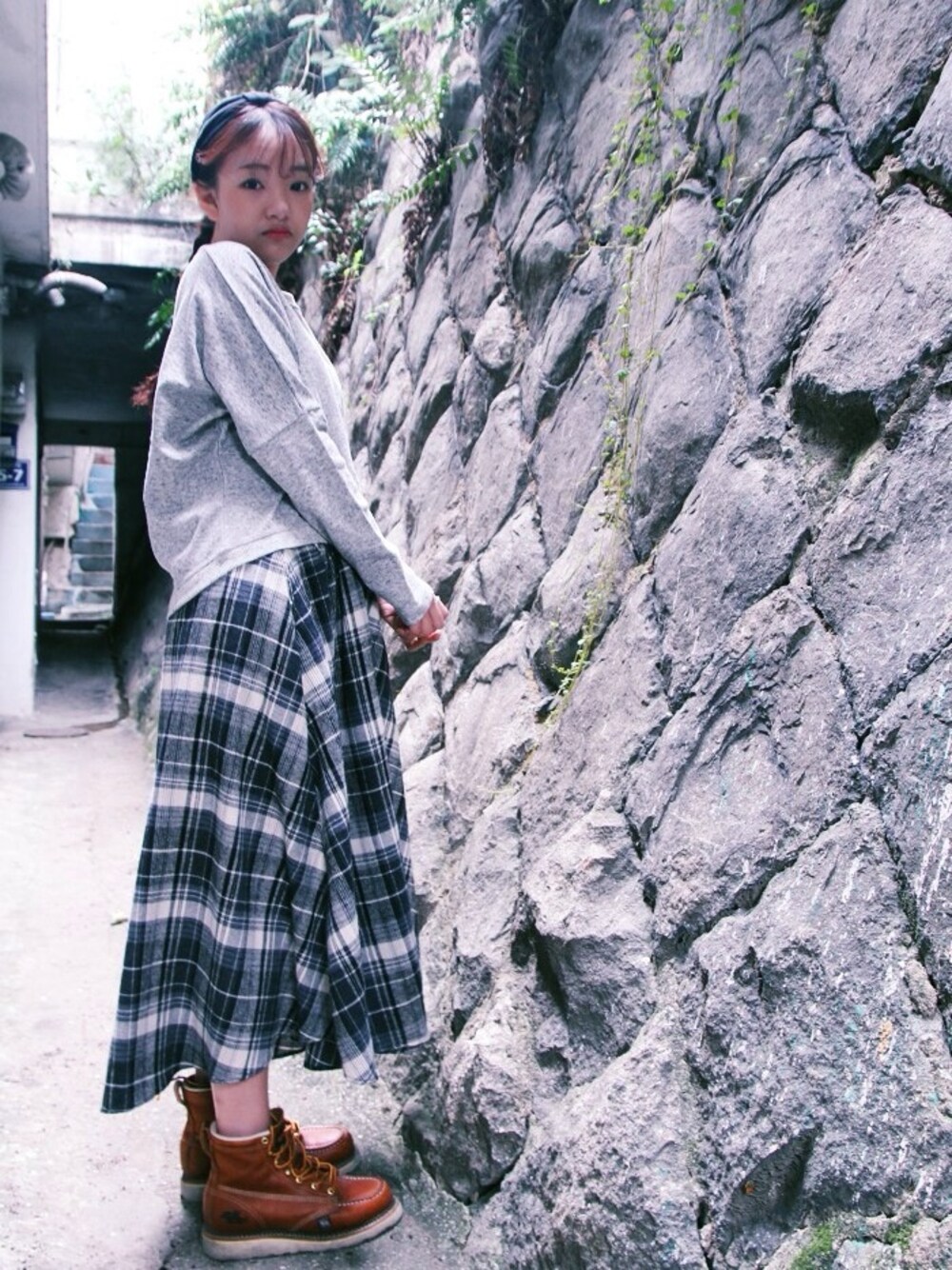 「yoyoandk、bocaci、SWEAT、Thorogood、boots、work、flared skirt、longskirt、check、Hair Band」｜「yoyoandkのアイテム（Tシャツ/カットソー、グレー系）」を使った、요요앤케이さん（レディース・163cm）の秋コーディネートの1枚目の写真