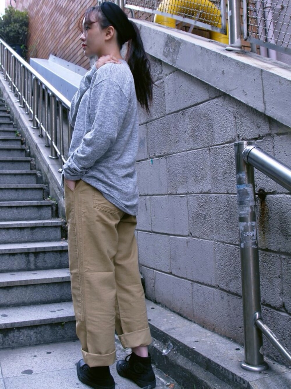 「yoyoandk、henley neck、fatigue pants、Hair Band、BEAMS BOY、converse」｜「yoyoandkのアイテム（Tシャツ/カットソー、グレー系）」を使った、요요앤케이さん（レディース・163cm）の秋コーディネートの1枚目の写真