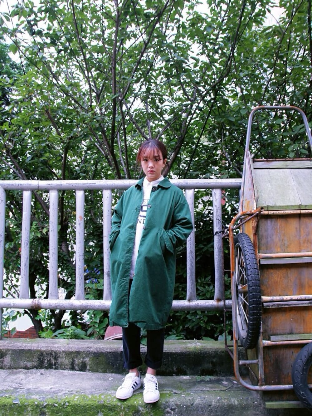 「yoyoandk、Champion、adidas、superstar、fatigue pants」｜「Championのアイテム（Tシャツ/カットソー、ホワイト系）」を使った、요요앤케이さん（レディース・163cm）の秋コーディネートの1枚目の写真