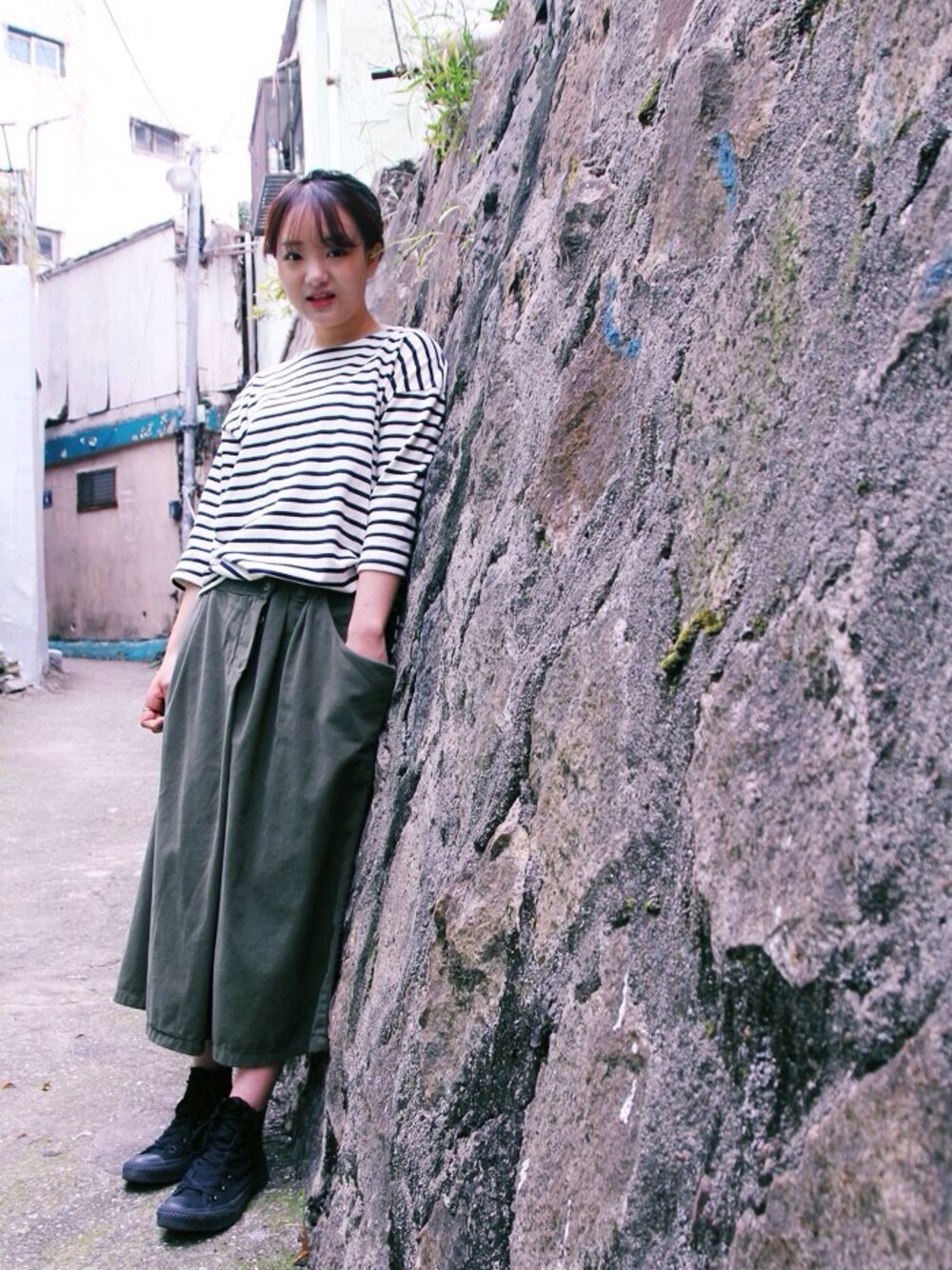 「yoyoandk、stripe、converse、wrap、khaki、pants、hairscarf」｜「yoyoandkのアイテム（Tシャツ/カットソー、ホワイト系）」を使った、요요앤케이さん（レディース・163cm）の秋コーディネートの1枚目の写真