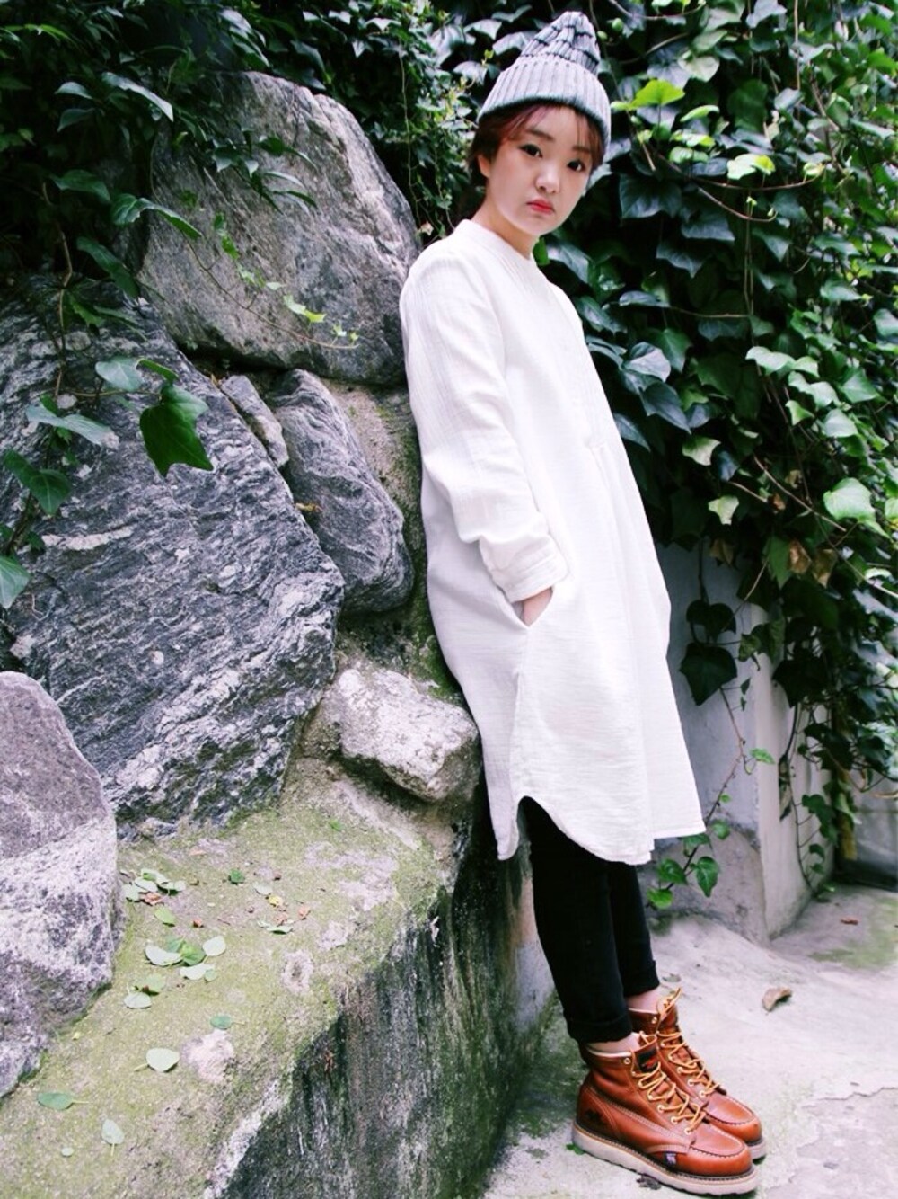 「yoyoandk、white、BEAMS BOY、beanie、skinny、denim、boots、Thorogood、stripe」｜「yoyoandkのアイテム（チュニック、ホワイト系）」を使った、요요앤케이さん（レディース・163cm）の秋コーディネートの1枚目の写真