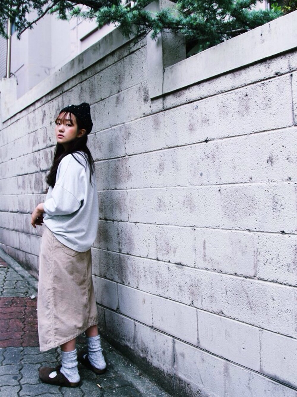 「yoyoandk、MTM、corduroy、longskirt、skirt、birkenstock、bern、beanie」｜「yoyoandkのアイテム（Tシャツ/カットソー、グレー系）」を使った、요요앤케이さん（レディース・163cm）の秋コーディネートの1枚目の写真