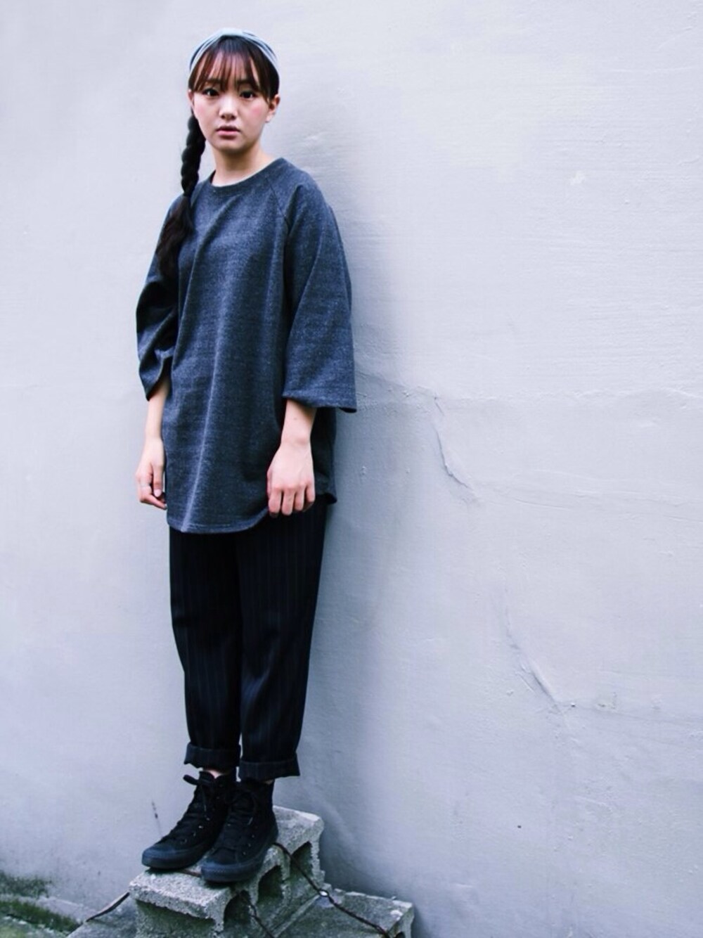 「yoyoandk、slacks、daily look、RAGLAN、MTM、converse、Hair Band、BEAMS BOY」｜「yoyoandkのアイテム（Tシャツ/カットソー、グレー系）」を使った、요요앤케이さん（レディース・163cm）の秋コーディネートの1枚目の写真