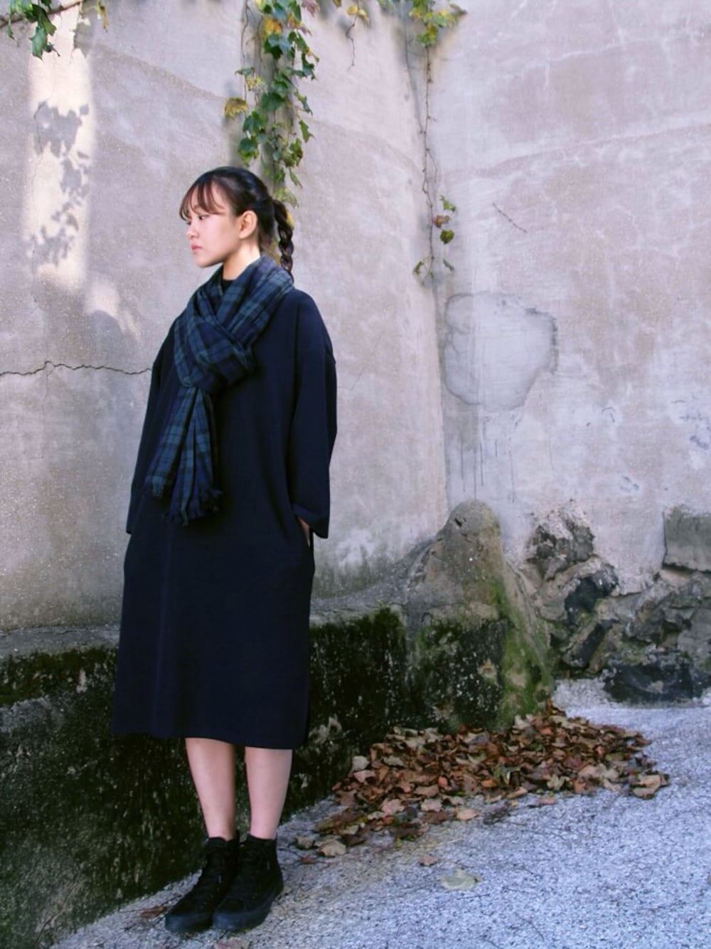 「yoyoandk、converse、SISLEY(SISLEY)、check、muffler、onepiece、daily look」｜「yoyoandkのアイテム（ワンピース、ブラック系）」を使った、요요앤케이さん（レディース・163cm）の秋コーディネートの1枚目の写真