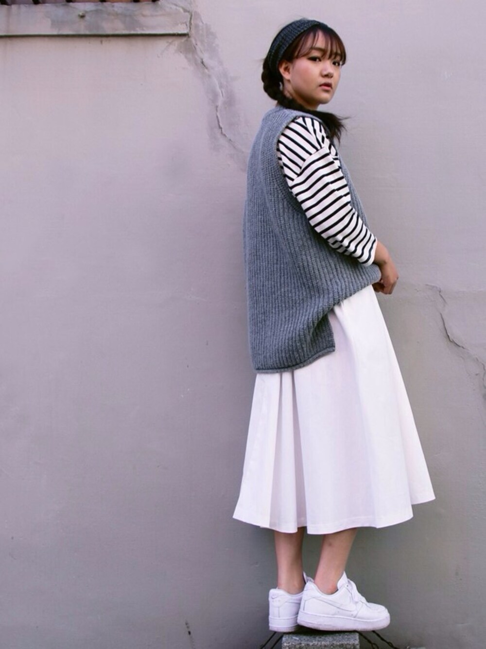 「yoyoandk、stripe、vest、knit、Hair Band、flared skirt、white、AIR FORCE 1、NIKE、daily look」｜「yoyoandkのアイテム（Tシャツ/カットソー、ホワイト系）」を使った、요요앤케이さん（レディース・163cm）の秋コーディネートの1枚目の写真