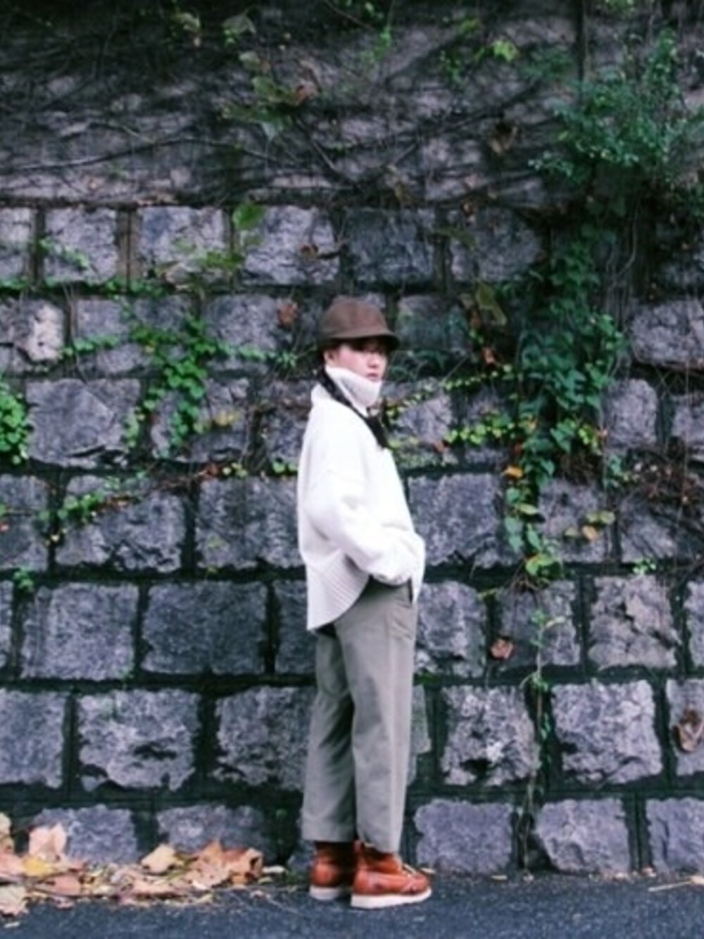 「yoyoandk、daily look、Thorogood、chino、Wide Pants、knit、turtle neck、KANGOL」｜「yoyoandkのアイテム（ニット/セーター、ベージュ系）」を使った、요요앤케이さん（レディース・163cm）の秋コーディネートの1枚目の写真