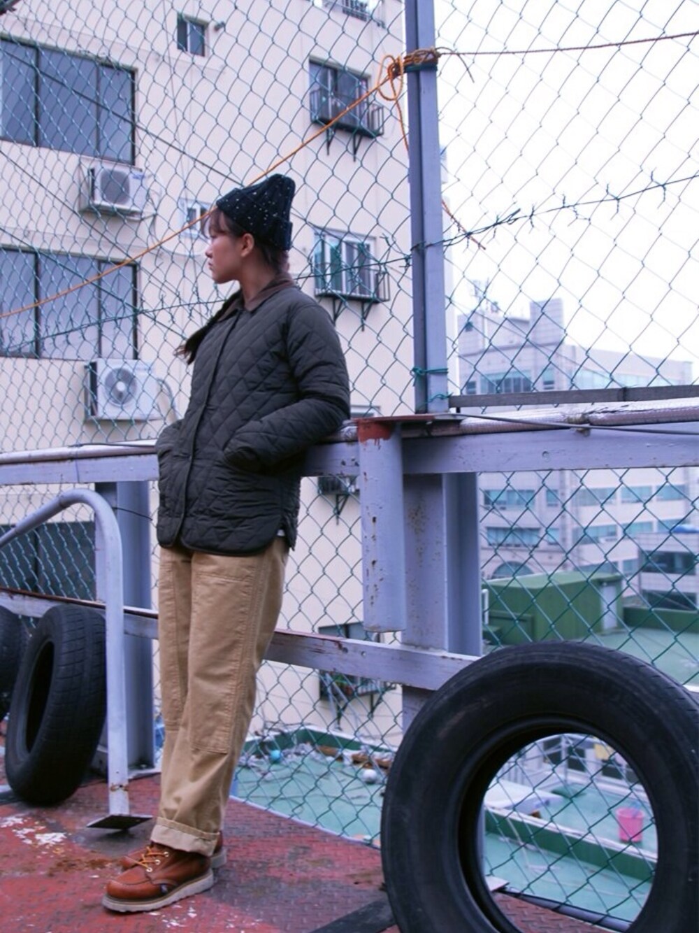 「yoyoandk、daily look、quilted、fatigue pants、Thorogood、BEAMS BOY、beanie、uniformbridge」｜「yoyoandkのアイテム（ダウンジャケット/コート、グリーン系）」を使った、요요앤케이さん（レディース・163cm）の秋コーディネートの1枚目の写真