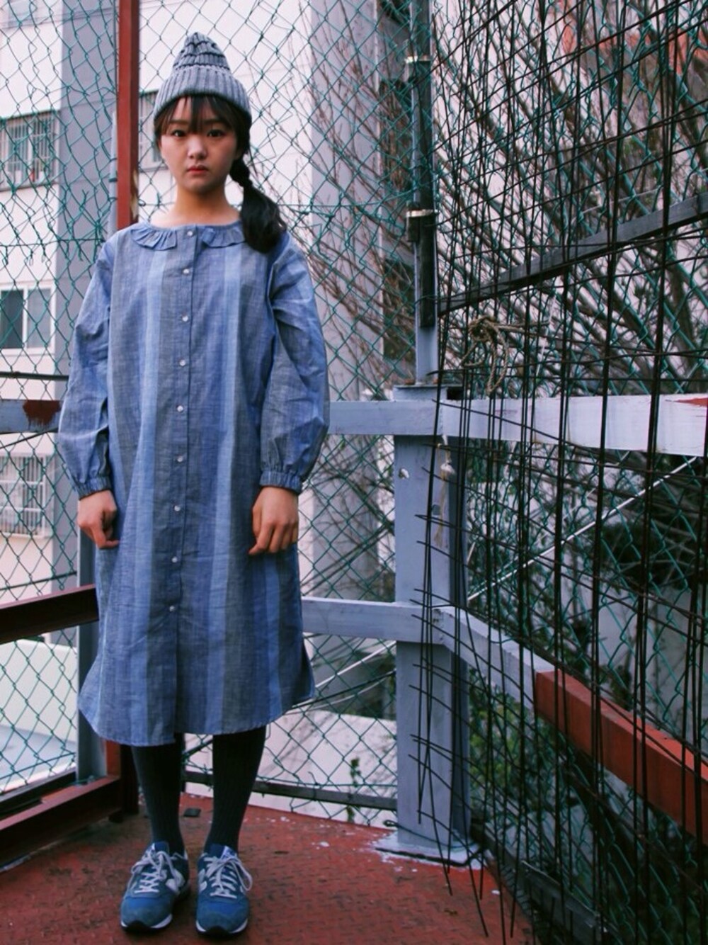 「yoyoandk、요요앤케이、stripe、BEAMS BOY、frill、daily look、New Balance、996」｜「yoyoandkのアイテム（ワンピース、ブルー系）」を使った、요요앤케이さん（レディース・163cm）の冬コーディネートの1枚目の写真