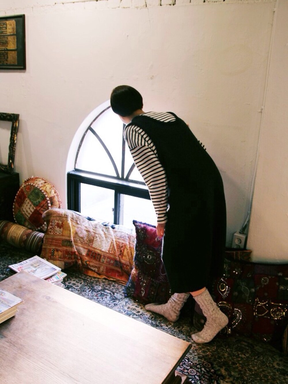 「yoyoandk、knit、longdress、onepiece、stripe、socks、daily look、short hair」｜「yoyoandkのアイテム（Tシャツ/カットソー、ホワイト系）」を使った、요요앤케이さん（レディース・166cm）の冬コーディネートの1枚目の写真