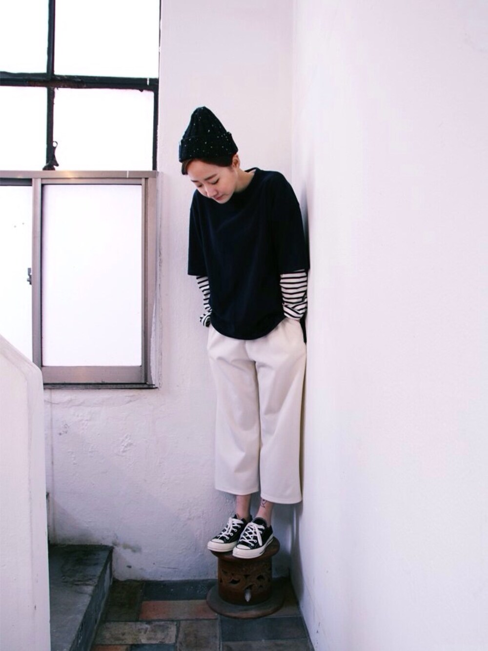「yoyoandk、stripe、daily look、Tシャツ、slacks、white、converse、1970s」｜「yoyoandkのアイテム（Tシャツ/カットソー、ブルー系）」を使った、요요앤케이さん（レディース・166cm）の冬コーディネートの1枚目の写真