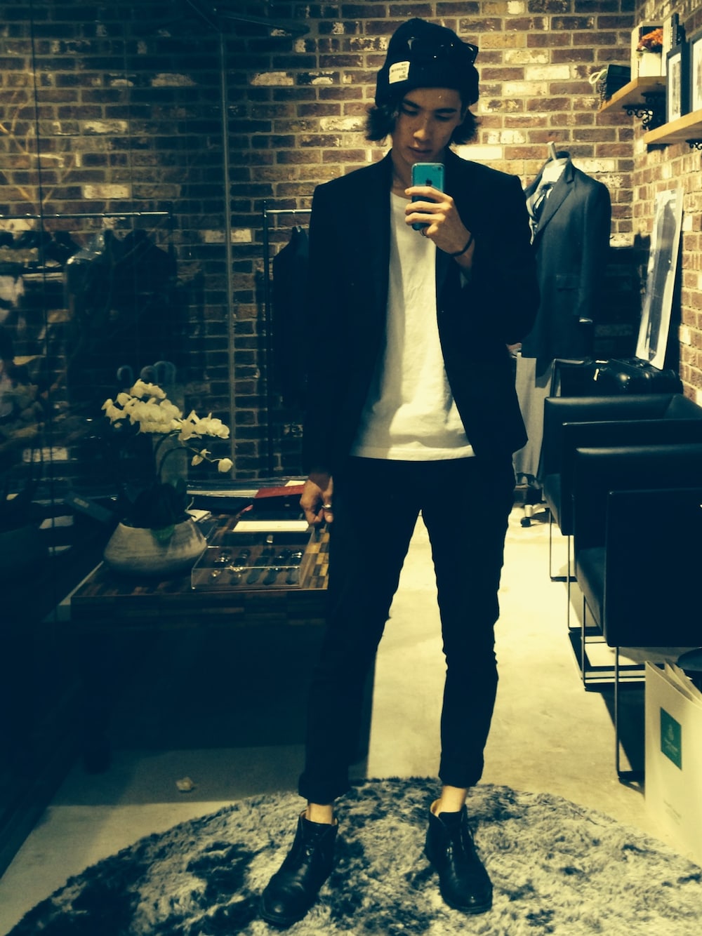 ブラック系のテーラードジャケット、ブラック系のその他パンツ、ブラック系のその他シューズを着用したメンズの秋コーディネートの1枚目の写真