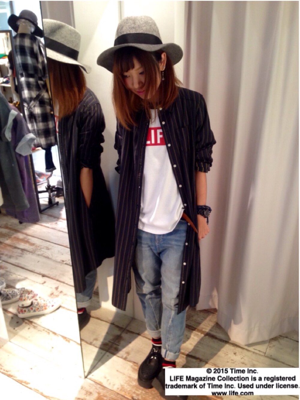 ブルー系のシャツワンピース、ホワイト系のTシャツ/カットソー、ブルー系のデニムパンツを着用したレディースの夏コーディネートの1枚目の写真