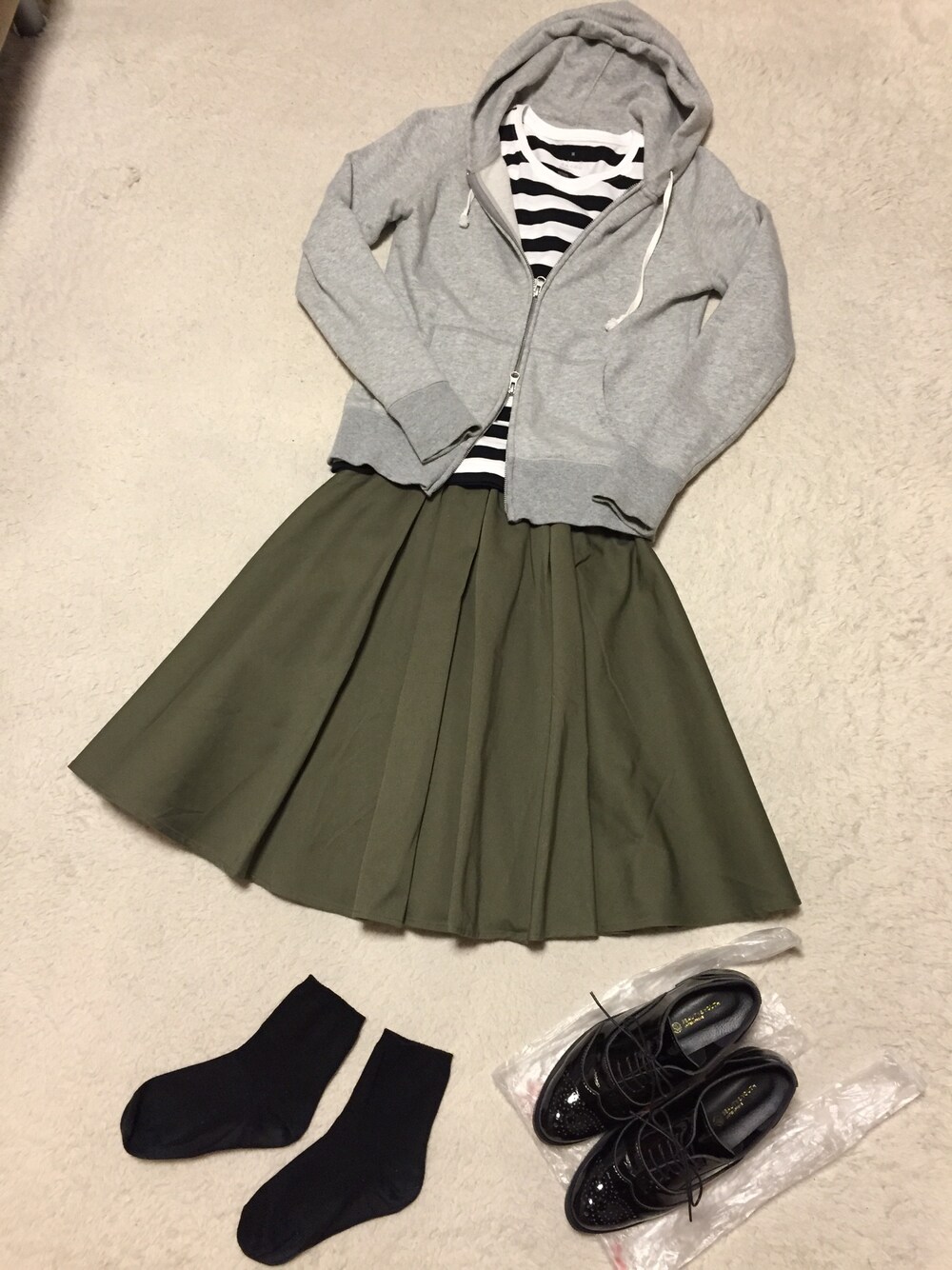 ブラック系のTシャツ/カットソー、グレー系のパーカー、ブラック系のドレスシューズを着用したレディースの秋コーディネートの1枚目の写真