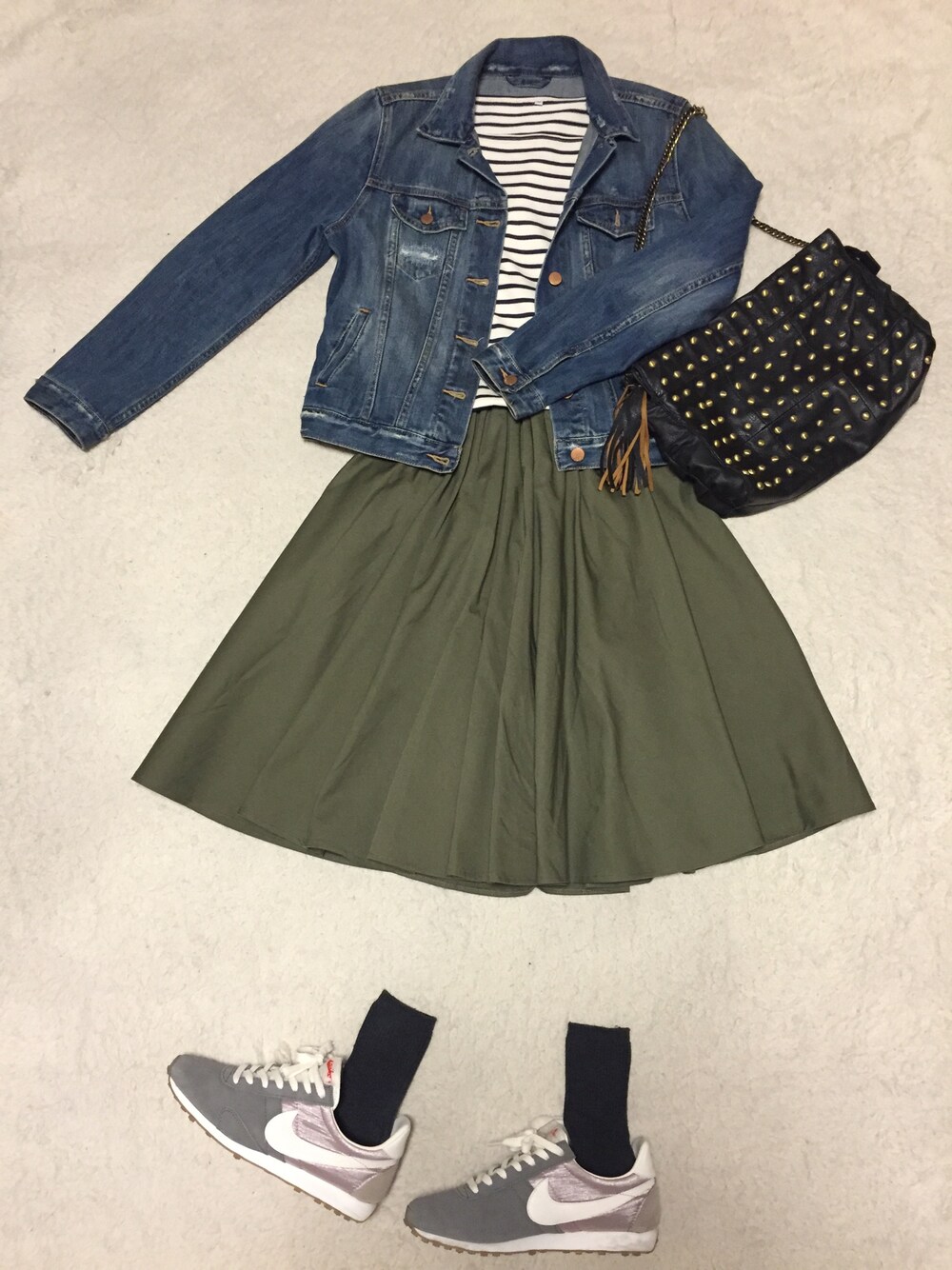 その他のTシャツ/カットソー、ブルー系のデニムジャケット、グレー系のスニーカーを着用したレディースの秋コーディネートの1枚目の写真