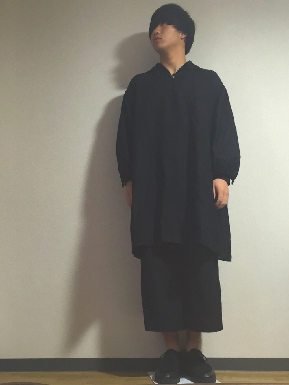 「ワンピース、古着MIX、クロップドパンツ、ワイドパンツ、革靴、オールブラック、レディースミックス、春コーデ」｜「古着のアイテム（ワンピース、ブラック系）」を使った、まる。さん（メンズ・166cm）の春コーディネートの1枚目の写真