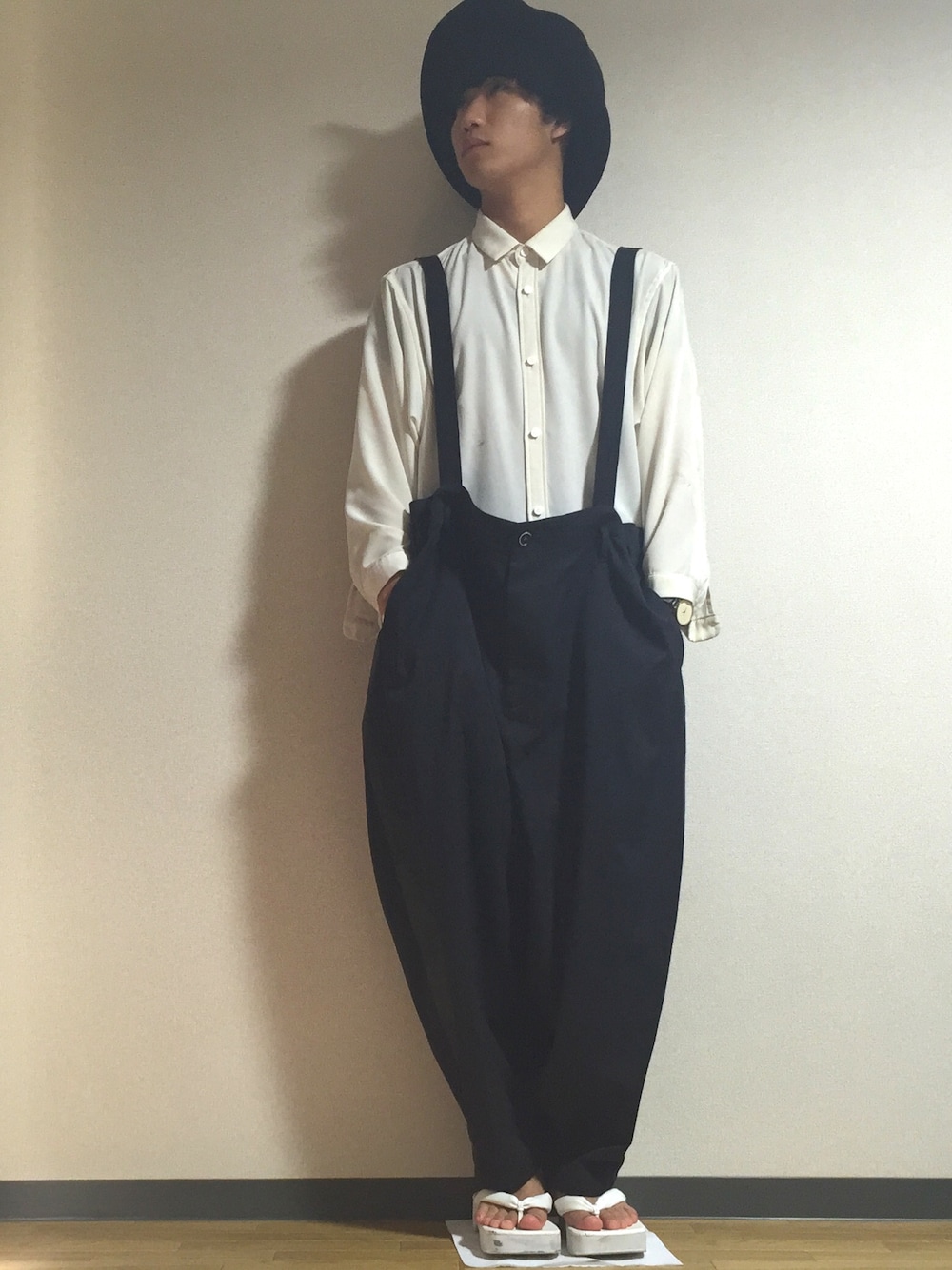 「ロングシャツ、ハット、下駄、ゲタ、腕時計、サスペンダー、ワイドパンツ」｜「乱痴気のアイテム（ハット、ブラック系）」を使った、まる。さん（メンズ・166cm）の夏コーディネートの1枚目の写真
