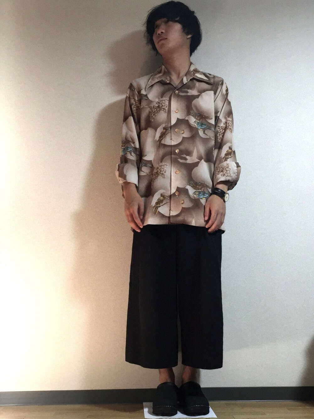 「柄シャツ、クロップドパンツ、ワイドパンツ、連投すみません、トロエントープ、TROENTORP、ラフ、オープンカラーシャツ」｜「古着のアイテム（シャツ/ブラウス、ベージュ系）」を使った、まる。さん（メンズ・166cm）の夏コーディネートの1枚目の写真