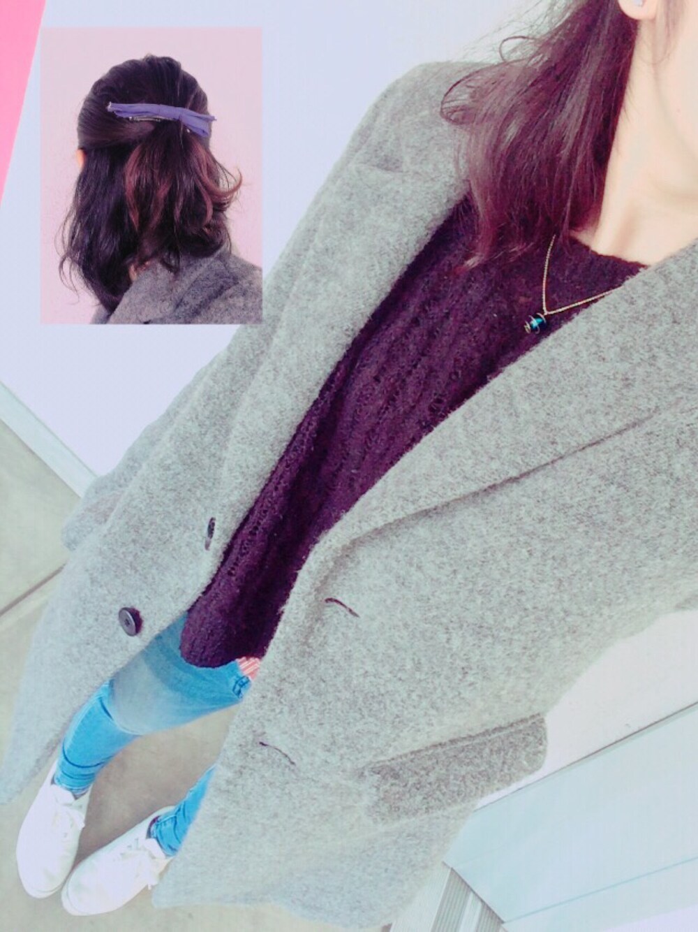 「ハーフアップ、スキニーデニム、黒ニット、白スニーカー、チェスターコート」｜「one after another NICE CLAUPのアイテム（Tシャツ/カットソー、ブルー系）」を使った、ゆきこさん（レディース・156cm）の秋コーディネートの1枚目の写真
