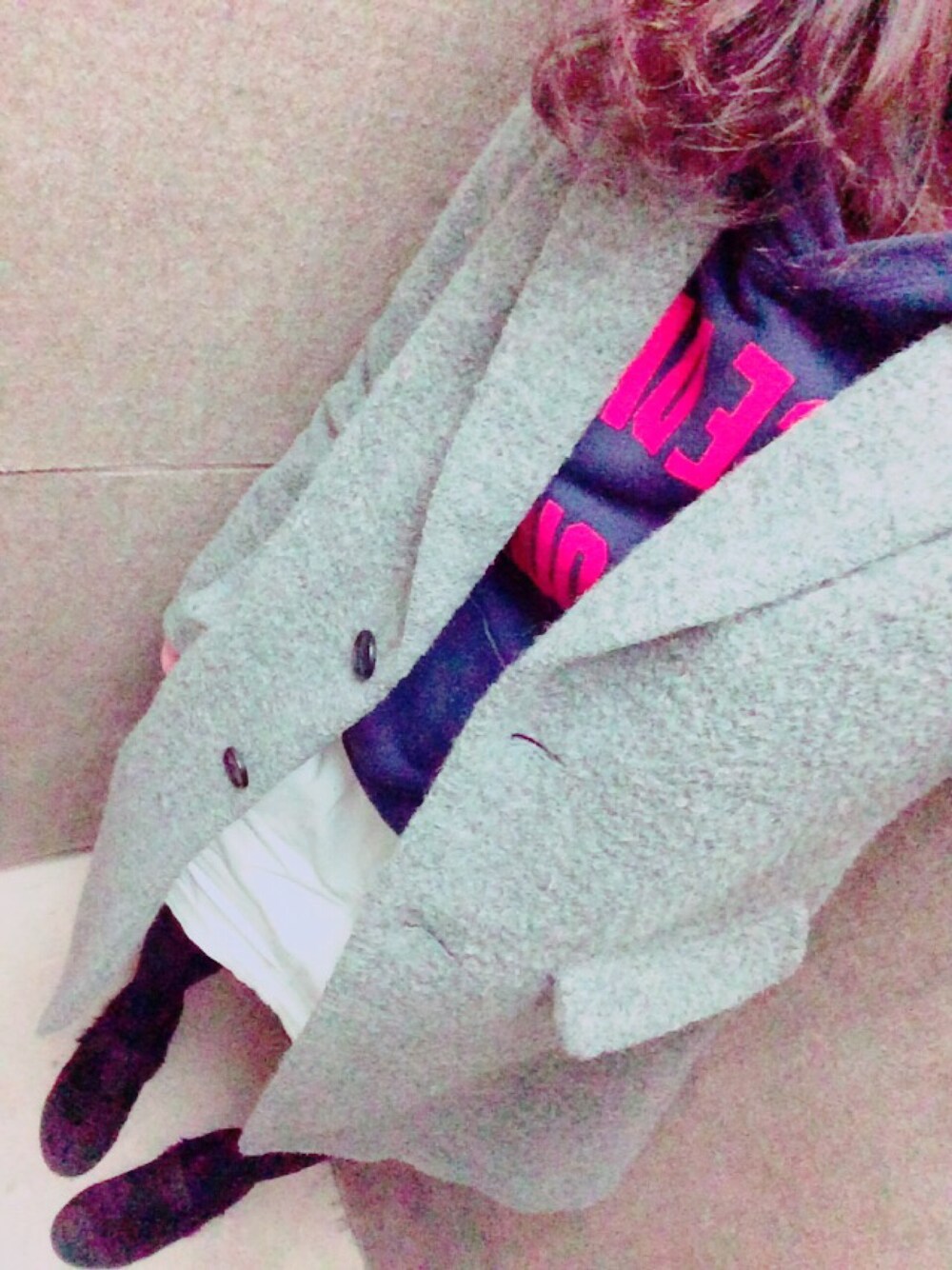 「トレーナー、パーカー、白タイトスカート、スリッポン、チェスターコート」｜「UNIQLOのアイテム（パーカー、ブルー系）」を使った、ゆきこさん（レディース・156cm）の冬コーディネートの1枚目の写真