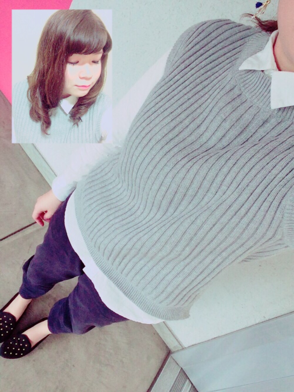 「ニットベスト×シャツ、黒パンツ、タックパンツ、ペタンコ靴、Gジャン」｜「GUのアイテム（ニット/セーター、グレー系）」を使った、ゆきこさん（レディース・156cm）の春コーディネートの1枚目の写真