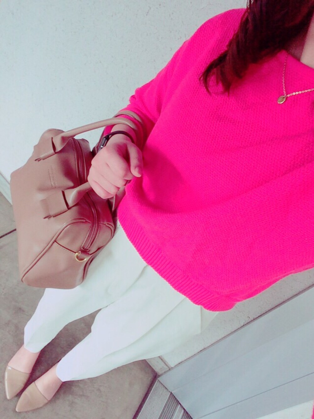 「GU、タックパンツ、シロパンツ、春ニット」｜「GUのアイテム（Tシャツ/カットソー、レッド系）」を使った、ゆきこさん（レディース・156cm）の春コーディネートの1枚目の写真