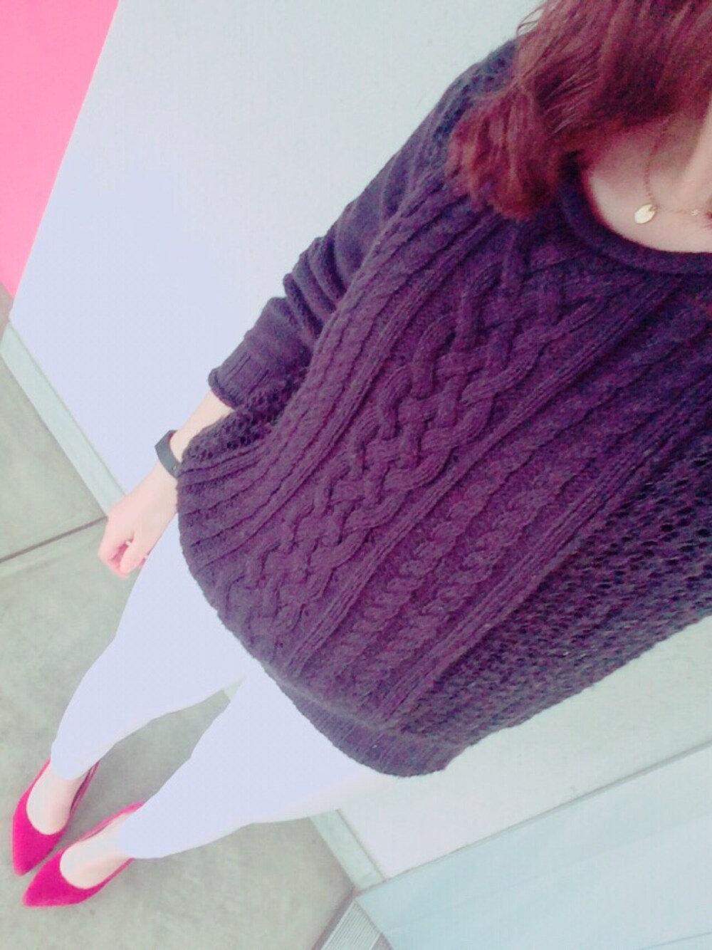 「白スキニー、赤パンプス、シンプル」｜「GUのアイテム（ニット/セーター、ブラック系）」を使った、ゆきこさん（レディース・156cm）の春コーディネートの1枚目の写真