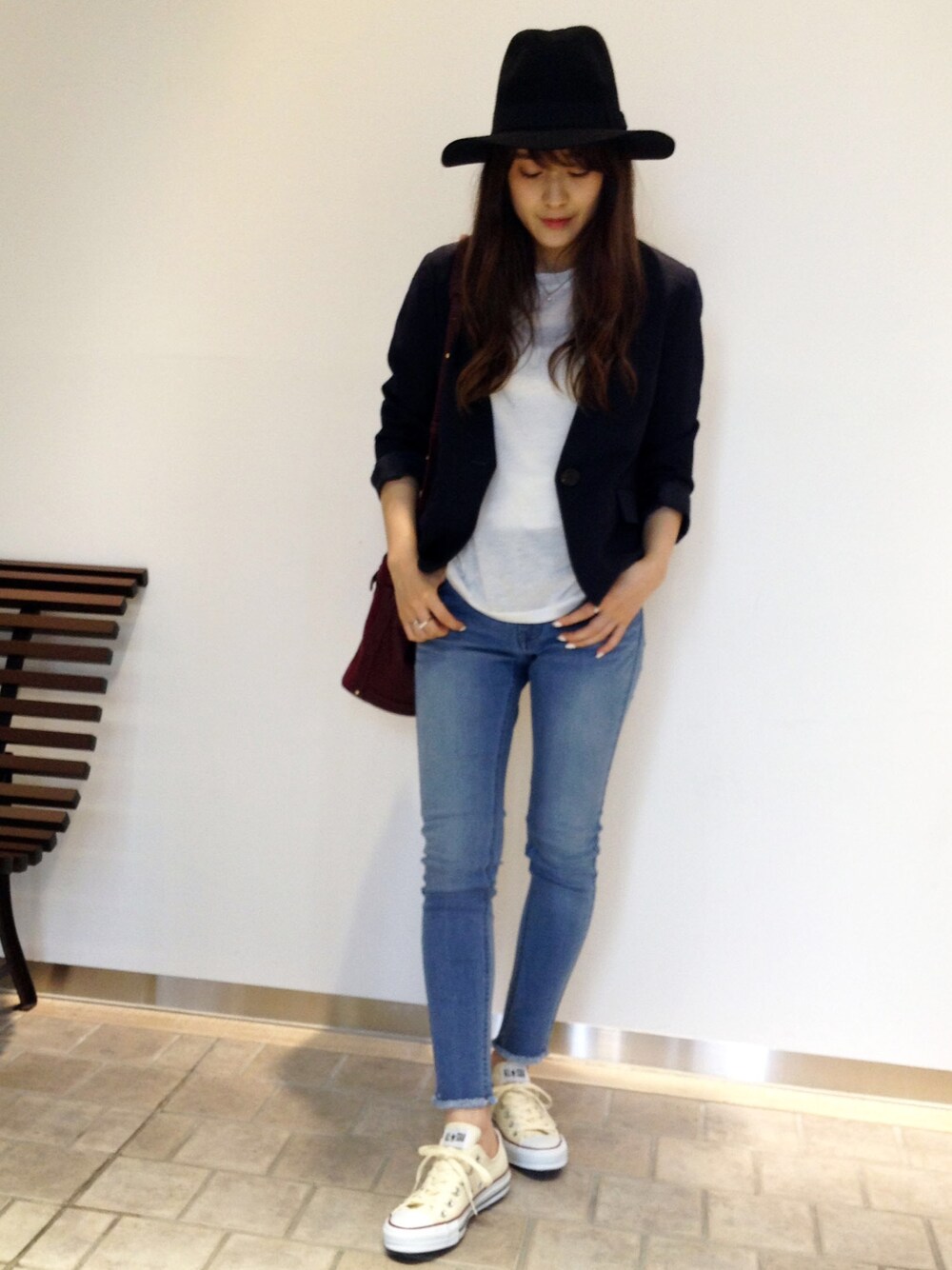 ブルー系のノーカラージャケット、ホワイト系のTシャツ/カットソー、ブルー系のデニムパンツを着用したレディースの秋コーディネートの1枚目の写真