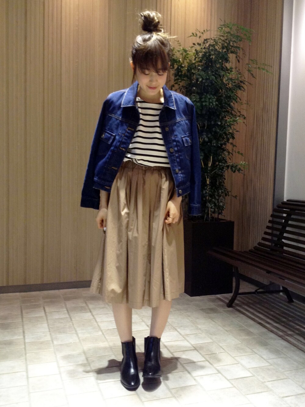 ベージュ系のスカート、ブルー系のデニムジャケット、ホワイト系のTシャツ/カットソーを着用したレディースの秋コーディネートの1枚目の写真