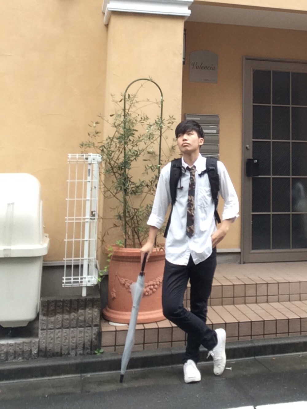 「#雨の日、寒い、ストレッチパンツ、カモフラ、ネクタイ、傘」｜「CONVERSEのCONVERSE  コンバース JACK PURCELL LIMITED  ジャックパーセルリミテッド  3226  （スニーカー、ホワイト系）」を使った、masashiさん（メンズ・171cm）の夏コーディネートの1枚目の写真