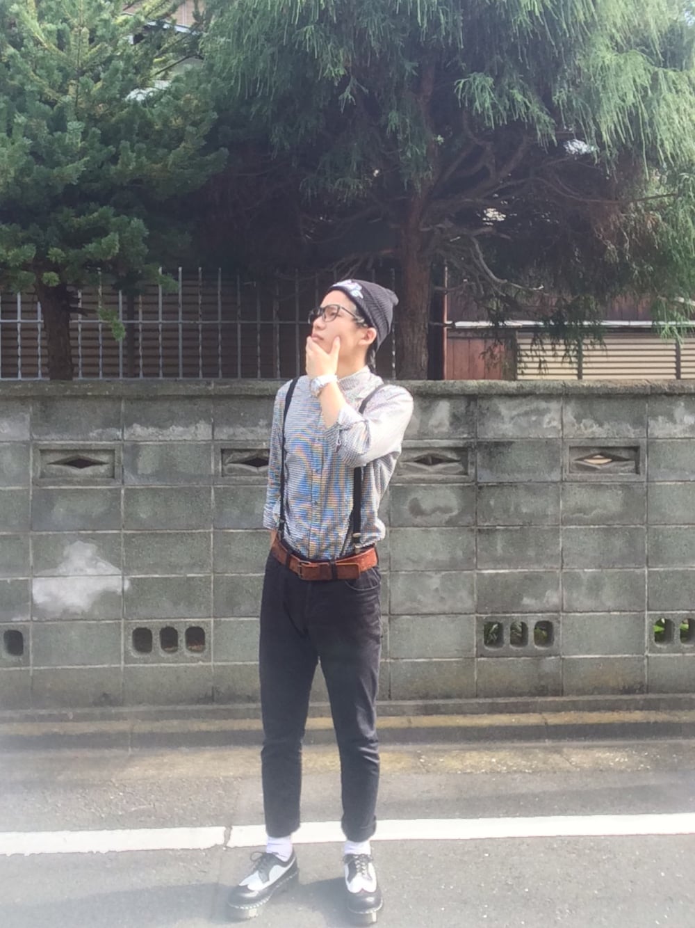 「ダテメガネ、ニット帽、サスペンダー、ギンガムチェック、マウジー、Dr.Martens、お気に入りコーデ」｜「Dr. Martensのアイテム（シューズ、ブラック系）」を使った、masashiさん（メンズ・171cm）の秋コーディネートの1枚目の写真