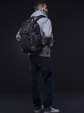 「アイテム（バックパック/リュック、グレー系）」を使った、The-Earthさん（メンズ・180cm）の冬コーディネート