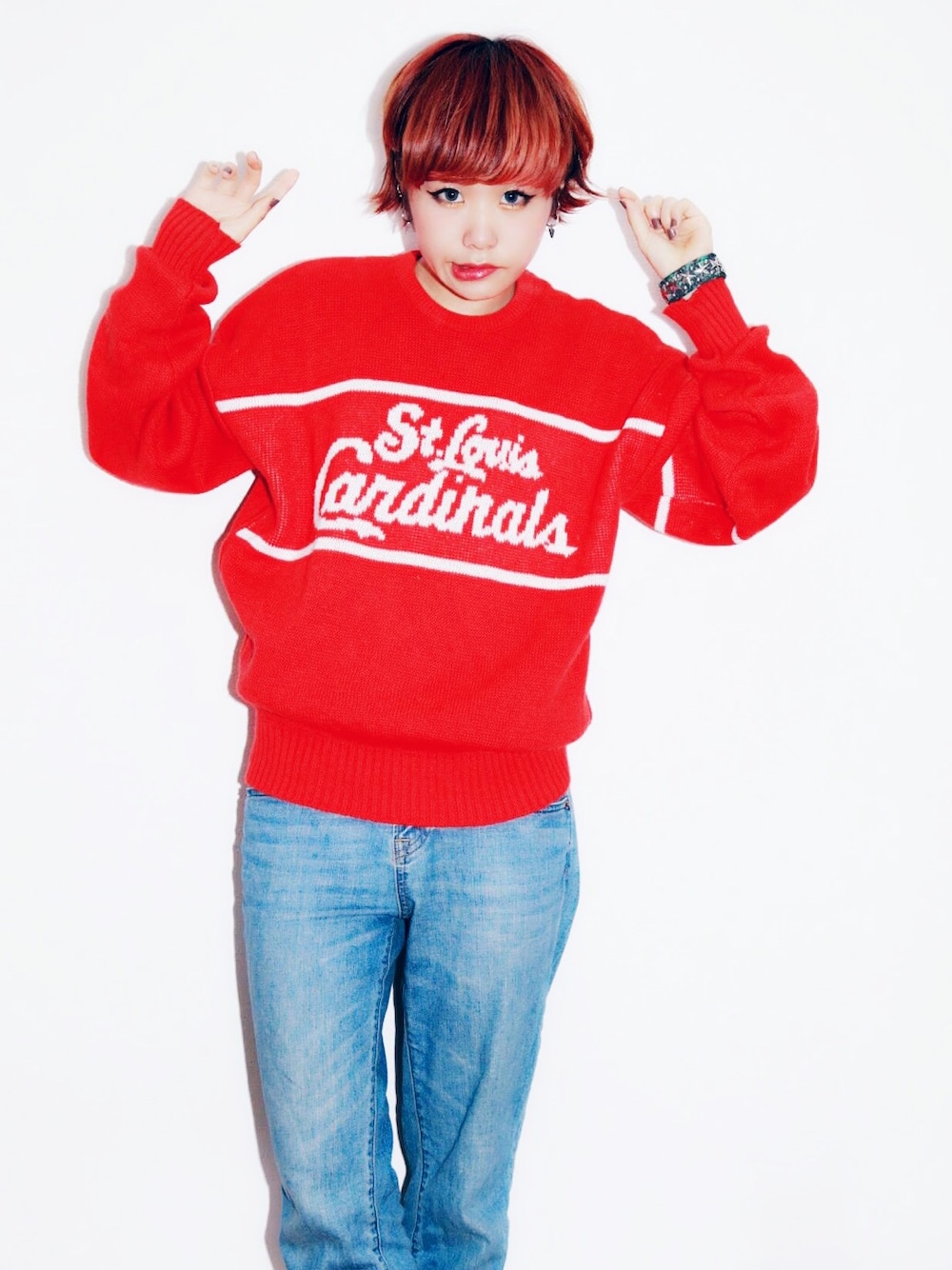 レッド系のニット/セーターを着用したレディースの秋コーディネートの1枚目の写真