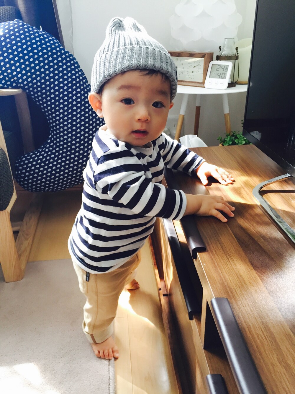 「kids、シンプルコーデ、9ヶ月、無印良品、mikihouse、ニット帽、ボーダー、男の子、男の子コーデ」｜「無印良品のアイテム（Tシャツ/カットソー、その他）」を使った、RYOUGAさん（キッズ・70cm）の春コーディネートの1枚目の写真