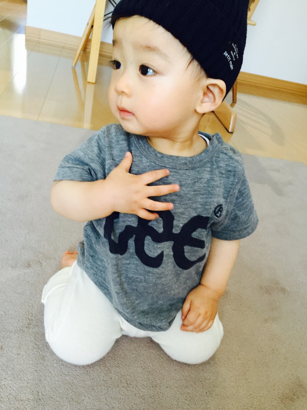 「11ヶ月、男の子コーデ、LEE、Lee kids、petit main、markey's」｜「Leeのアイテム（Tシャツ/カットソー、グレー系）」を使った、RYOUGAさん（キッズ・70cm）の春コーディネートの1枚目の写真