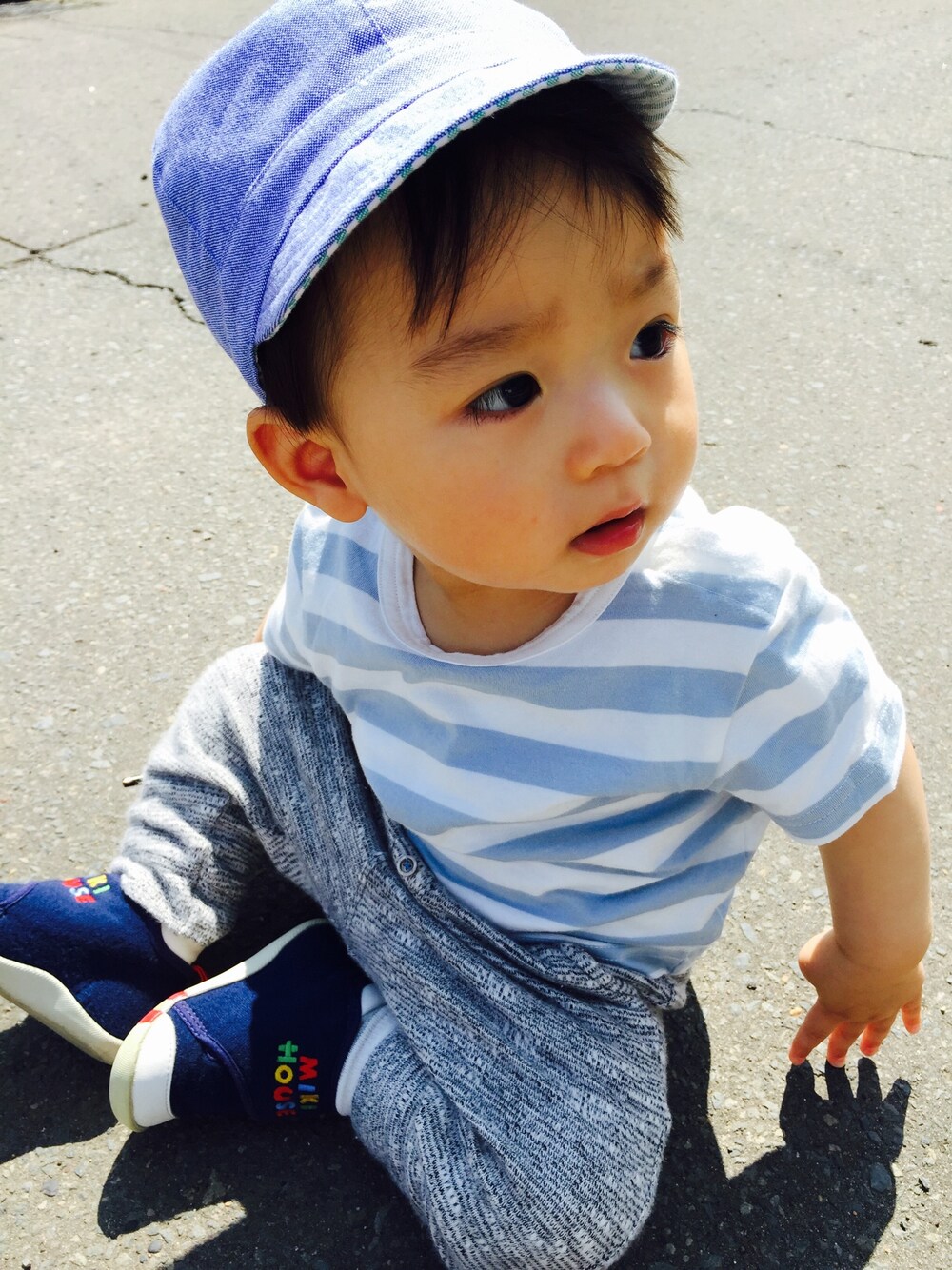 「1歳、日向ぼっこ、男の子、男の子コーデ、SHIPS KIDS、babygap、無印良品」｜「SHIPS KIDSのアイテム（帽子、ブルー系）」を使った、RYOUGAさん（キッズ・70cm）の夏コーディネートの1枚目の写真