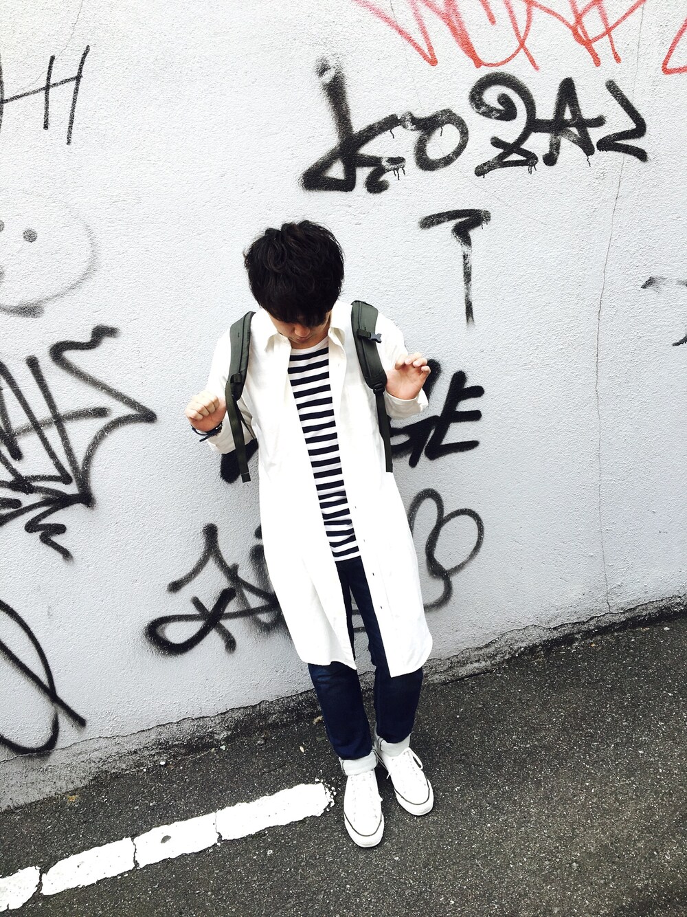 その他のTシャツ/カットソー、ホワイト系のシャツ/ブラウス、ブルー系のデニムパンツを着用したメンズの春コーディネートの1枚目の写真
