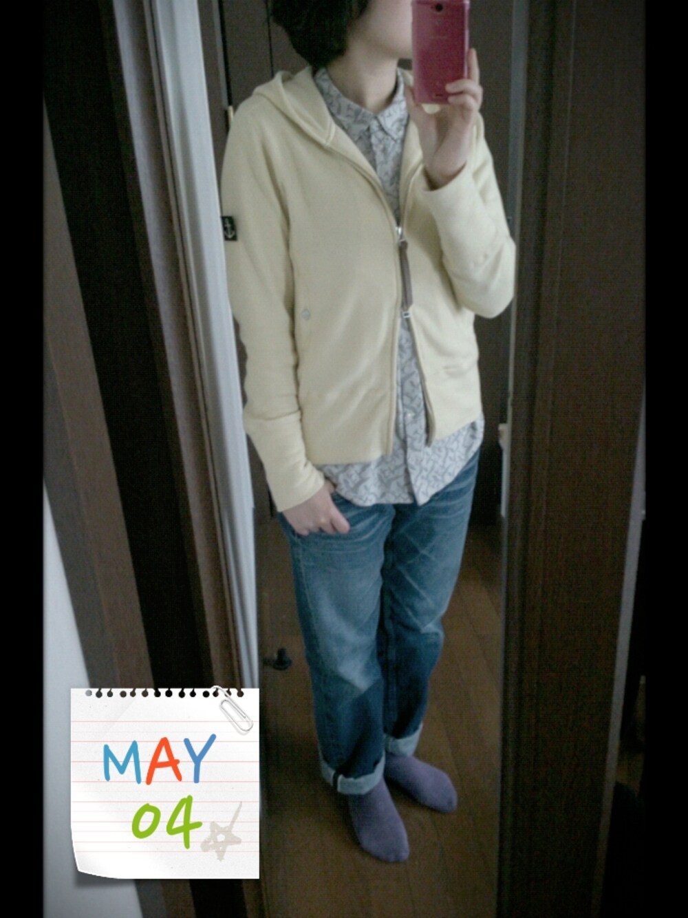 イエロー系のパーカー、ピンク系のスニーカー、ブルー系のデニムパンツを着用したレディースの春コーディネートの1枚目の写真