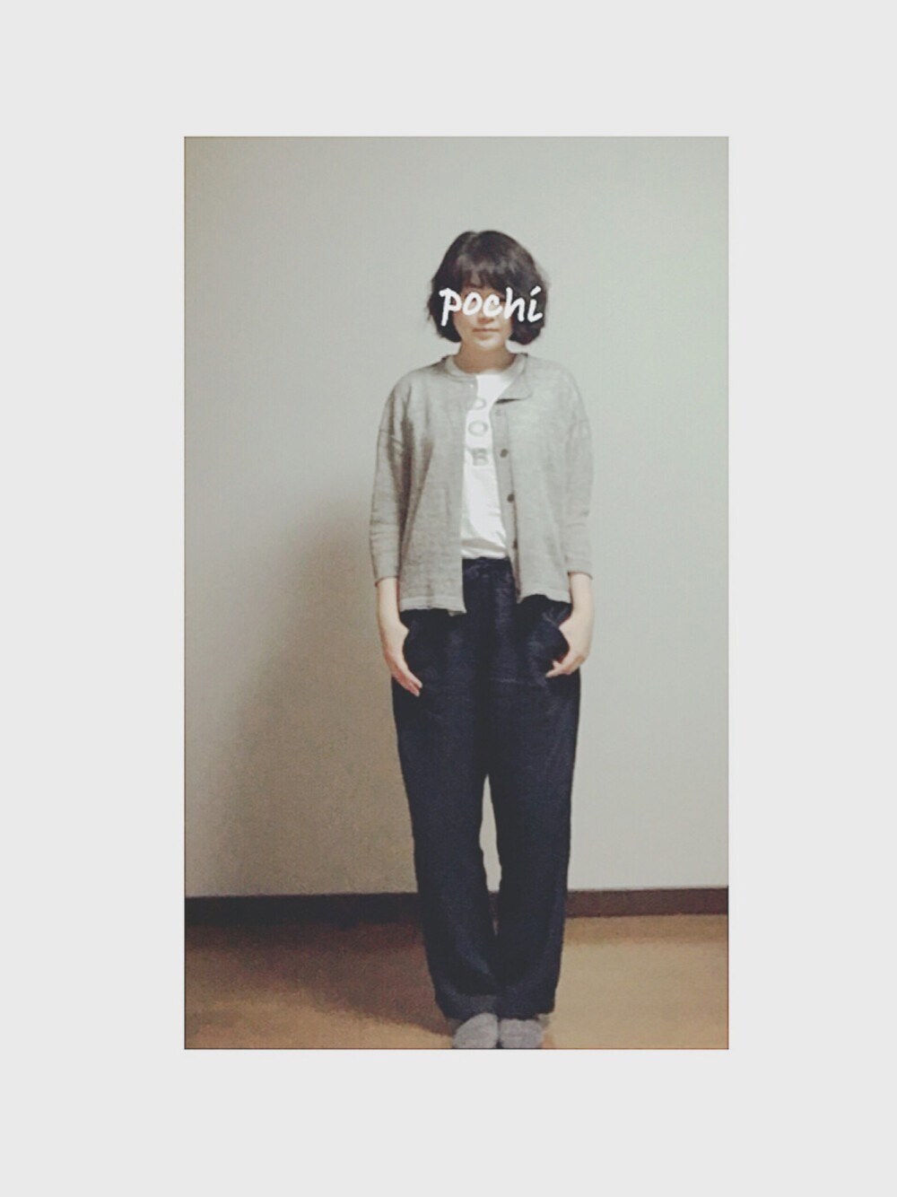 ホワイト系のTシャツ/カットソー、グレー系のカーディガン/ボレロ、ブルー系のその他パンツを着用したレディースの夏コーディネートの1枚目の写真