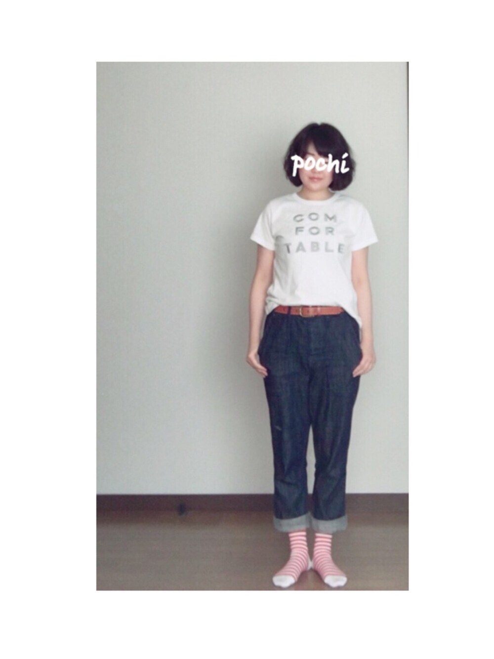 ホワイト系のTシャツ/カットソー、ブルー系のデニムパンツ、レッド系のソックス/靴下を着用したレディースの夏コーディネートの1枚目の写真