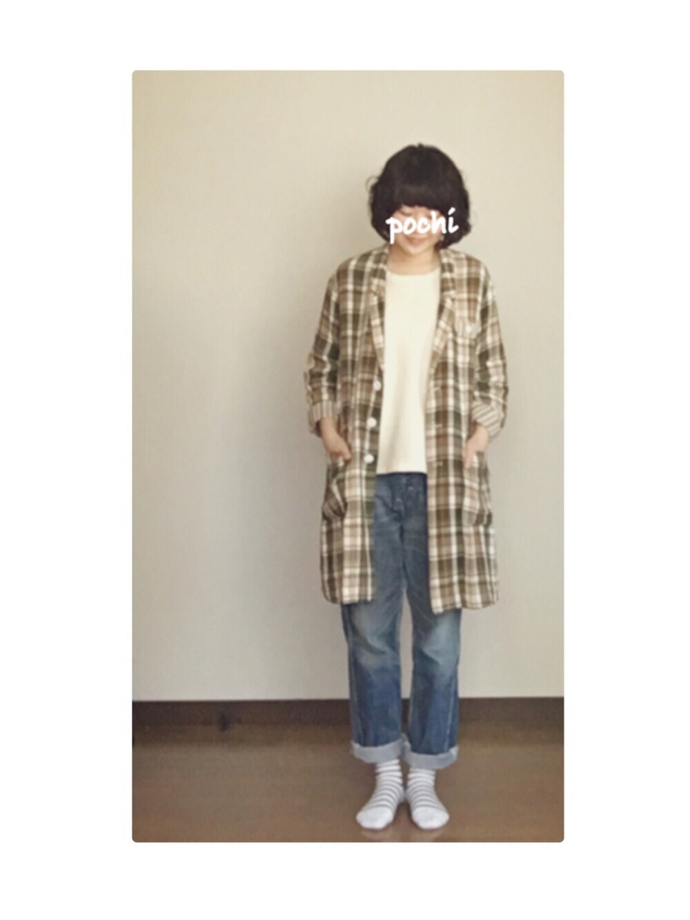 グリーン系のジャケット/アウター、ホワイト系のその他トップス、ブルー系のデニムパンツを着用したレディースの夏コーディネートの1枚目の写真