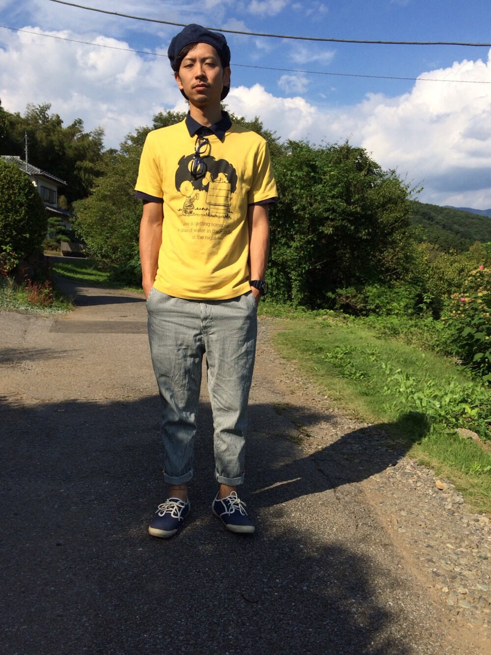 イエロー系のTシャツ/カットソー、ホワイト系のその他パンツ、ブルー系のニットキャップ/ビーニーを着用したメンズの秋コーディネートの1枚目の写真