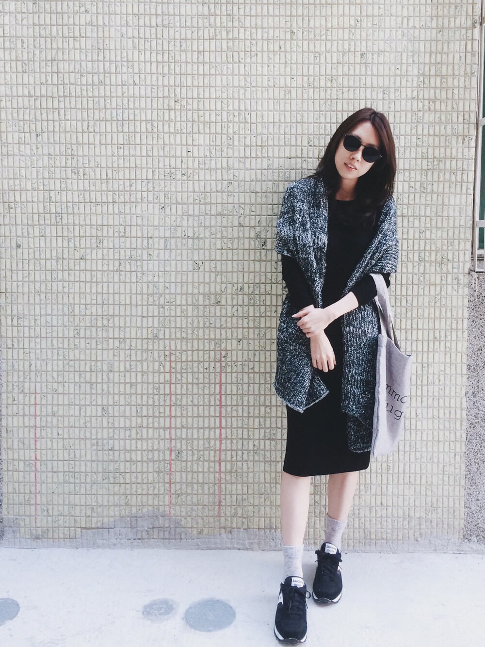 「ZARA、saucony、ALL BLACK、black、sneakers、winter、dress、scarf、ootd」｜「ZARAのアイテム（ワンピース、ブラック系）」を使った、W.さん（レディース・164cm）の冬コーディネートの1枚目の写真