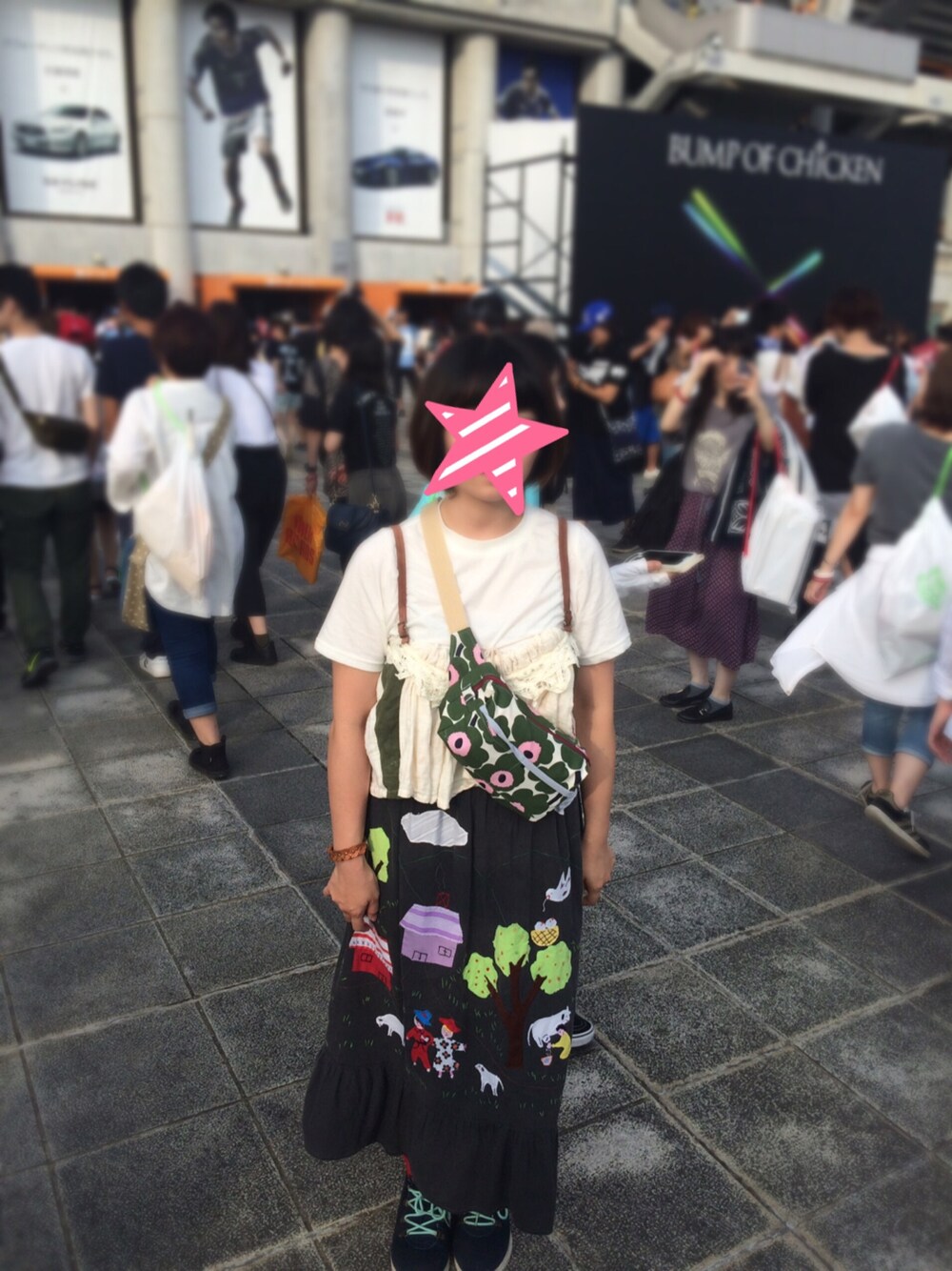 ブラック系のスカート、グリーン系のボディバッグ/ウエストポーチ、ベージュ系のキャミソールを着用したレディースの夏コーディネートの1枚目の写真