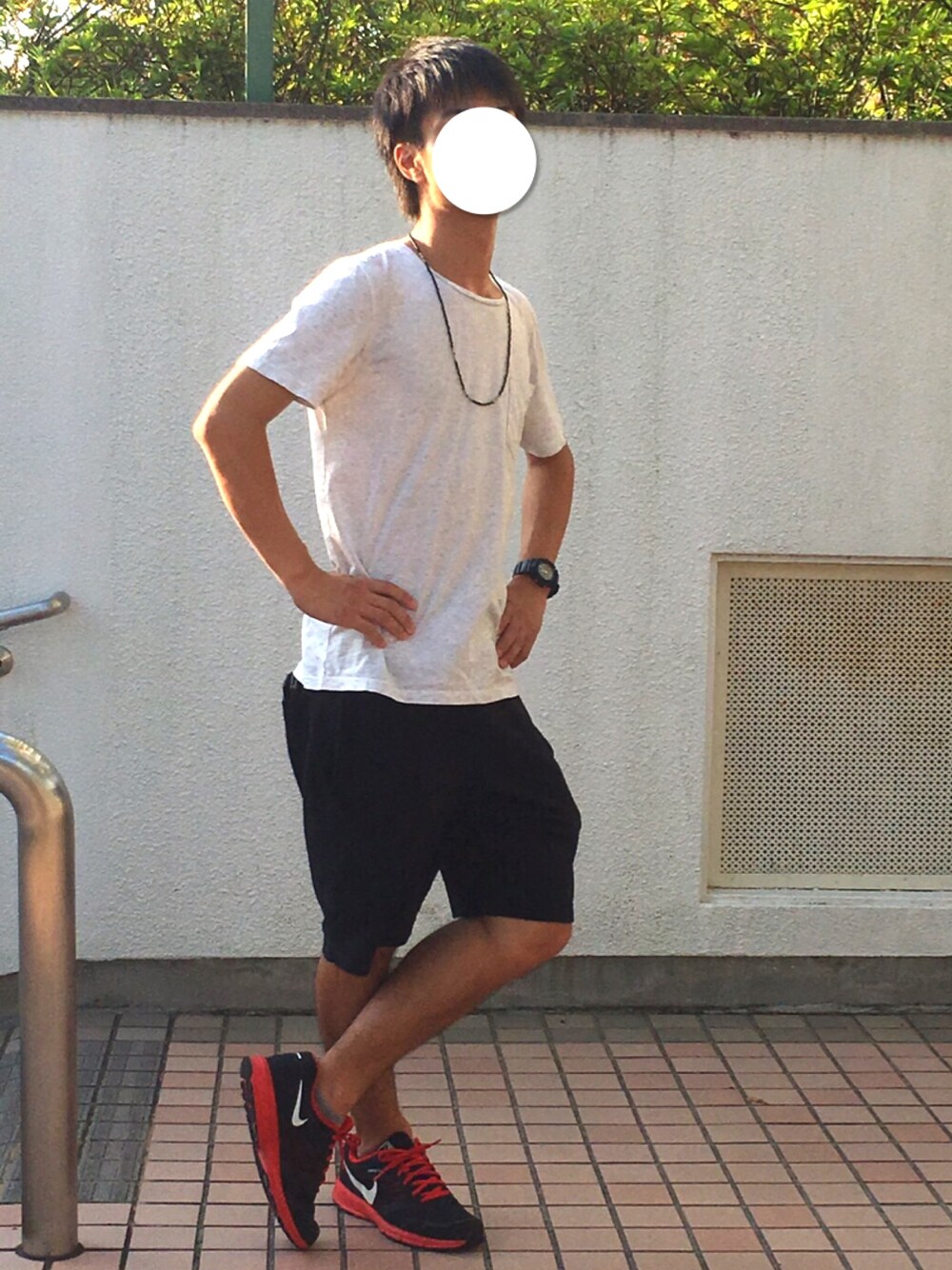 「シンプル、ラクチンコーデ、白Tシャツ、スポーツミックス、ランニングシューズ、ナイキ赤、NIKE、ナイキ、テスト期間」｜「YEVSのYEVS/イーブス マーブル天竺ポケット付きＴシャツ （Tシャツ/カットソー、ホワイト系）」を使った、Yuki.さん（メンズ・168cm）の夏コーディネートの1枚目の写真